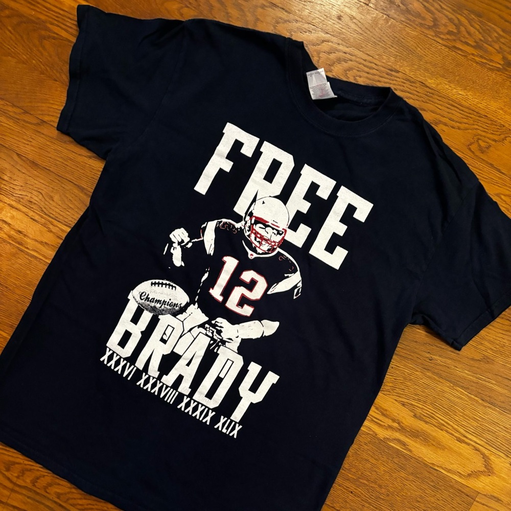 FREE BRADY New England Patriots Super Bowl Champions Deflategate Graphic Tee Med